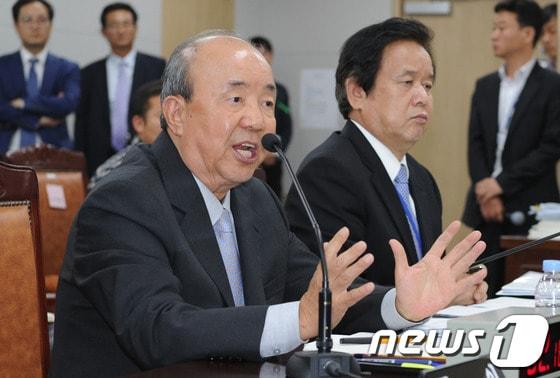 본문 이미지 - 정종환 전 국토해양부 장관이 14일 오후 세종특별자치시 정부세종청사에서 열린 국토교통부 2013 국정감사에 증인으로 출석해 답변을 하고 있다. 2013.10.14/뉴스1 © News1 김용빈 기자