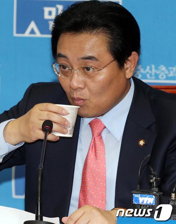 본문 이미지 - 전병헌 민주당 원내대표가 15일 오전 국회에서 열린 24시 비상국회 운영본부 회의에서 목을 축이고 있다. 2013.10.15/뉴스1 © News1 허경 기자