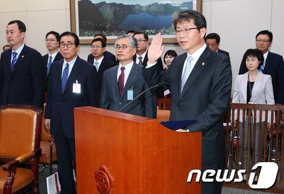 본문 이미지 - 류길재 통일부장관이 15일 오전 서울 여의도 국회에서 열린 외교통일위원회의 통일부 국정감사에 출석해 증인 선서를 하고 있다. 2013.10.15/뉴스1 © News1   오대일 기자