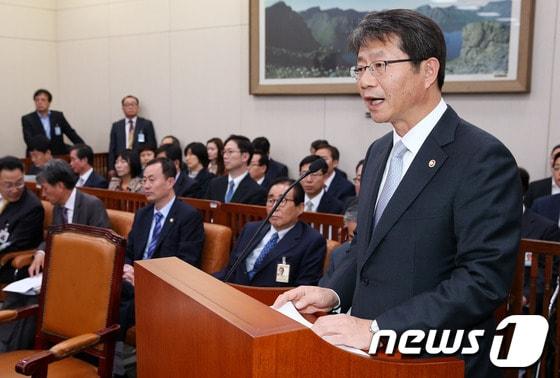 본문 이미지 - 류길재 통일부장관이 15일 오전 서울 여의도 국회에서 열린 외교통일위원회의 통일부 국정감사에 출석해 업무보고를 하고 있다. 2013.10.15/뉴스1 © News1 오대일 기자