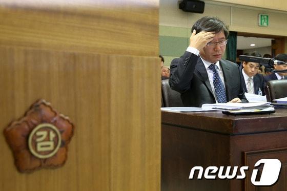 본문 이미지 - 15일 서울 종로구 삼청동 감사원에서 열린 국회 법제사법위원회의 감사원 국정감사에서 성용락 감사원장 직무대행이 자료를 살펴보고 있다. © News1 한재호 기자
