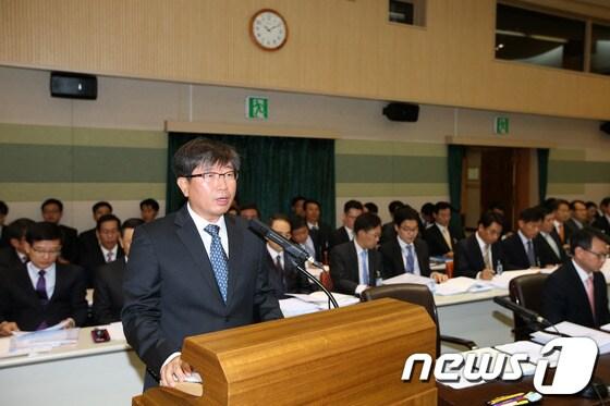 본문 이미지 - 15일 서울 종로구 삼청동 감사원에서 열린 국회 법제사법위원회의 감사원 국정감사에서 성용락 감사원장 직무대행이 현안보고를 하고 있다. 2013.10.15/뉴스1 © News1 한재호 기자