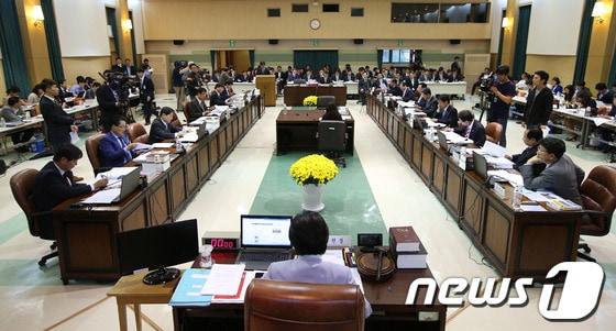 본문 이미지 - 15일 서울 종로구 삼청동 감사원에서 열린 국회 법제사법위원회의 감사원 국정감사에서 성용락 감사원장 직무대행이 현안보고를 하고 있다. 2013.10.15/뉴스1 © News1   한재호 기자