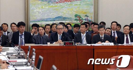 본문 이미지 - 한정화 중소기업청장이 15일 오전 서울 여의도 국회 산업통상자원위원회에서 열린 중소기업청 국정감사에서 의원들의 질의에 답변하고 있다. 2013.10.15/뉴스1 © News1   허경 기자