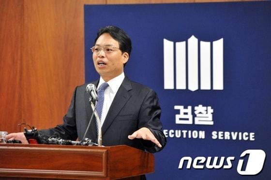 본문 이미지 - 15일 오전 울산지방검찰청 소회의실에서 특별수사부 최창호 부장검사가 대우조선해양 납품 비리 수사결과를 발표하고 있다. 검찰은 대우조선과 협력업체 임직원 30명을 구속 또는 불구속 기소했다. 2013.10.15/뉴스1  © News1   노화정  기자