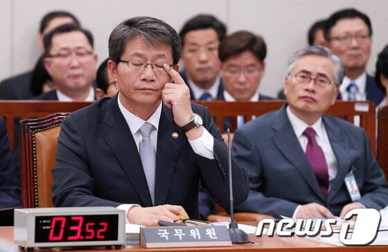 본문 이미지 - 류길재 통일부장관이 15일 오전 서울 여의도 국회에서 열린 외교통일위원회의 통일부 국정감사에 출석해 의원들의 질의를 들으며 피곤한 듯 눈을 만지고 있다. 2013.10.15/뉴스1 © News1 오대일 기자