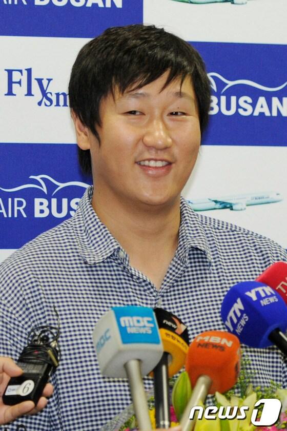 본문 이미지 - 이대호 (31·오릭스 버팔로스)가 15일 오전 부산 김해국제공항에서 입국해 기자회견을 갖고 있다. © News1   전혜원 기자