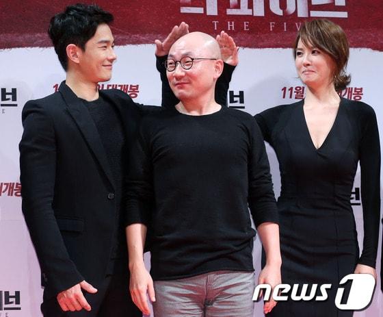 본문 이미지 - 배우 김선아와 온주완이 15일 오전 서울 압구정CGV에서 열린 영화 '더 파이브' 제작보고회에서 감독과 포토타임을 갖던 중 장난을 치고 있다.'더 파이브(정연식 감독)'는 몸이 불편한 여성이 살인마에게 복수를 하기 위해 자신의 목숨을 담보로 위험한 거래를 하는 내용의 영화로 오는 11월 14일 개봉한다. 2013.10.15 /뉴스1 © News1   (서울=뉴스1)