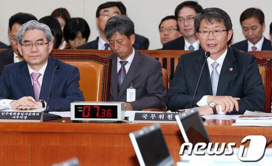 본문 이미지 - 류길재 통일부장관&#40;오른쪽&#41;이 15일 오전 서울 여의도 국회에서 열린 외교통일위원회의 통일부 국정감사에 출석해 의원들의 질의에 답하고 있다. 2013.10.15/뉴스1 © News1 오대일 기자