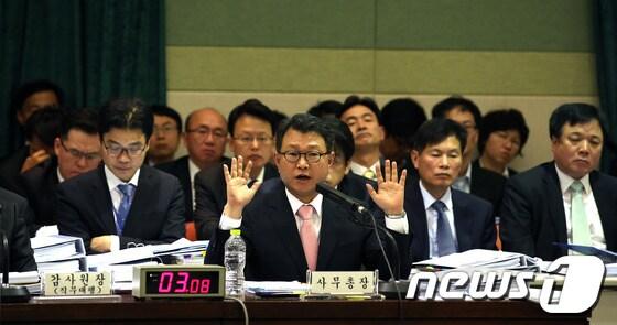 본문 이미지 - 15일 서울 종로구 삼청동 감사원에서 열린 국회 법제사법위원회의 감사원 국정감사에서 김영호 사무총장이 의원들의 질의에 답하고 있다. 이명박 전 대통령의 역점 사업이었던 &#39;4대강 살리기 사업&#39;이 한반도 대운하 사업을 염두에 둔 사업이었다는 감사원 감사 결과와 관련, 김 사무총장은 