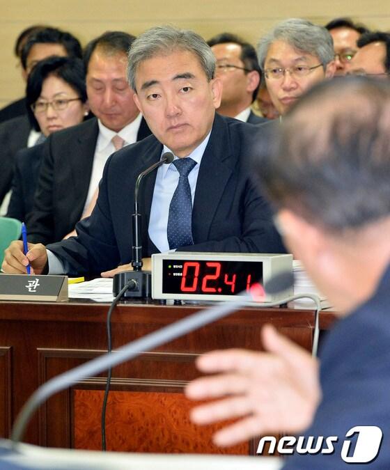 본문 이미지 - 유진룡 장관이 15일 오전 서울 와룡동 문화체육관광부에서 열린 교육문화체육관광위원회 2013년도 문화체육관광부 국정감사에서 황우여 의원의 질문을 경청하고 있다.2013.10.15/뉴스1 © News1   최영호 기자