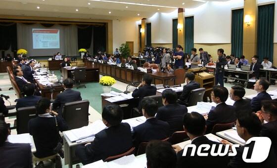 본문 이미지 - 15일 서울 종로구 삼청동 감사원에서 국회 법제사법위원회의 감사원 국정감사가 열리고 있다. 2013.10.15/뉴스1 © News1 한재호 기자