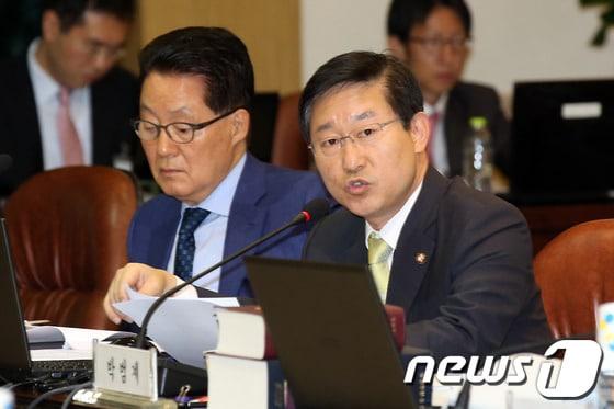 본문 이미지 - 15일 서울 종로구 삼청동 감사원에서 열린 국회 법제사법위원회의 감사원 국정감사에서 민주당 박범계 의원이 4대강 사업 관련 질의를 하고 있다. 2013.10.15/뉴스1 © News1 한재호 기자