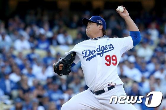 본문 이미지 - 류현진(26·LA 다저스)이 15일(한국시간) 미국 캘리포니아주 LA 다저스타디움에서 열린 세인트루이스 카디널스와의 내셔널리그 챔피언십시리즈 3차전에서 투구하고 있다. 류현진은 7이닝 3피안타 무실점으로 승리투수가 됐다. © AFP=News1
