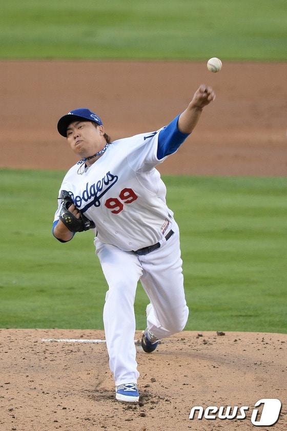 본문 이미지 - 류현진&#40;26·LA 다저스&#41;이 15일&#40;한국시간&#41; 열린 2013메이저리그 내셔널리그 챔피언십시리즈 3차전 세인트루이스 카디널스와의 경기에서 역투하고 있다. © AFP=News1  