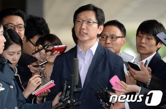 본문 이미지 - 김경수 노무현재단 봉하사업본부장&#40;가운데&#41;이 15일 오후 서울 서초동 서울중앙지방검찰청에 들어서며 기자들의 질문에 답하고 있다.2007년 남북정상회담 대화록 실종사건을 수사 중인 검찰은 참여정부 시절 연설기획비서관을 지낸 김 본부장을 이날 참고인 신분으로 불러 조사했다. 2013.10.15/뉴스1 © News1 정회성 기자