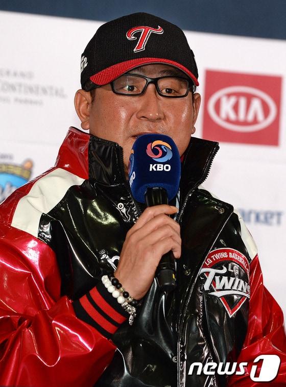 본문 이미지 - 김기태 LG감독이 15일 오후 서울 송파구 잠실야구장에서 열린 '2013 한국야쿠르트 세븐 프로야구' 포스트시즌 미디어데이에서 인사말을 하고 있다.LG와 두산의 플레이오프 첫 경기는 16일 오후 6시 잠실야구장에서 열린다. 2013.10.15/뉴스1 © News1   박세연 기자