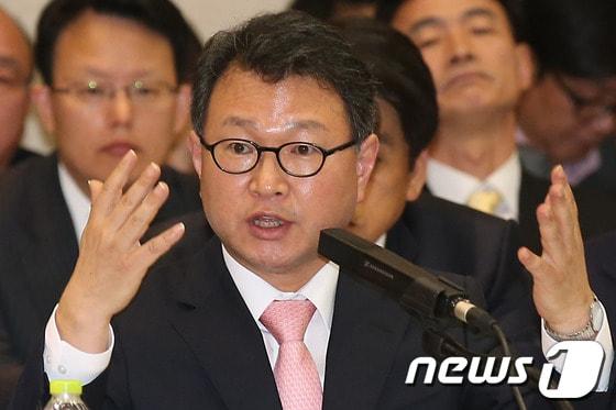 본문 이미지 - 15일 서울 종로구 삼청동 감사원에서 열린 국회 법제사법위원회의 감사원 국정감사에서 김영호 사무총장이 의원들의 질의에 답하고 있다. 이명박 전 대통령의 역점 사업이었던 &#39;4대강 살리기 사업&#39;이 한반도 대운하 사업을 염두에 둔 사업이었다는 감사원 감사 결과와 관련, 김 사무총장은 