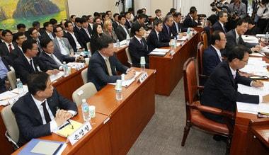 본문 이미지 - 15일 오후 서울 여의도 국회에서 열린 정무위원회의 공정거래위원회 등에 대한 국정감사에서 증인으로 출석한 기업인들이 노대래 공정거래위원장의 답변을 경청하고 있다. 이 자리에는 강현구 롯데홈쇼핑 대표와 손영철 아모레퍼시픽 사장, 박상범 삼성전자서비스 대표, 김충호 현대자동차 대표, 배중호 국순당 사장 등 기업인 19명이 일감몰아주기, 대리점 납품단가 인하 등과 관련한 증인으로 대거 출석했다. 2013.10.15/뉴스1 © News1   오대일 기자