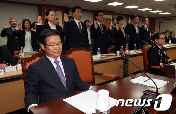 본문 이미지 - 15일 오후 서울 미근동 경찰청 대회의실에서 열린 국회 안전행정위원회의 경찰청 국정감사에서 김기용 전 경찰청장이 대표로 나선 증인선서에서 김용판 전 서울경찰청장이 증인선서를 거부한 채 자리에 앉아 있다. © News1 양동욱 기자