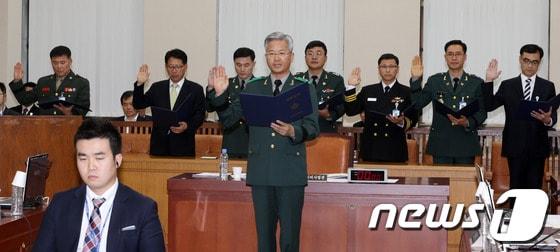 본문 이미지 - 옥도경 국군사이버사령부 사령관이 15일 오후 서울 여의도 국회 국방위원회에서 열린 국군사이버사령부 국정감사에서 선서를 하고 있다. 2013.10.15/뉴스1 © News1 허경 기자