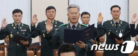 본문 이미지 - 옥도경 국군사이버사령관 등이 15일 서울 여의도 국회에서 열린 국방위원회 국군사이버사령부 국정감사에서 증인 선서를 하고 있다. 국방부는 이날 국군사이버사령부 소속 군인과 군무원이 지난 18대 대선 기간 &#39;댓글 작업&#39;을 했다는 의혹에 대해 조사에 착수했다. 2013.10.15/뉴스1 © News1 송원영 기자