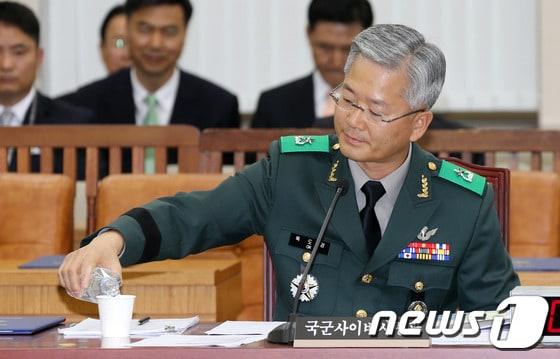 본문 이미지 - 옥도경 국군사이버사령부 사령관이 15일 오후 서울 여의도 국회 국방위원회에서 열린 국군사이버사령부 국정감사에서 물을 컵에 따르고 있다. 2013.10.15/뉴스1 © News1 허경 기자