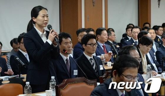 본문 이미지 -  15일 서울 미근동 경찰청에서 열린 국회 안전행정위 국감에 증인으로 출석한 권은희 송파경찰서 수사과장이 의원들의 질의에 답하고 있다. /뉴스1 © News1 양동욱 기자