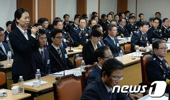 본문 이미지 - 국정감사 이틀째인 15일 서울 미근동 경찰청에서 열린 국회 안전행정위의 경찰청 국감에서 증인으로 출석한 권은희 송파경찰서 수사과장이 의원들의 질의에 답하고 있다. 2013.10.15/뉴스1 © News1 양동욱 기자