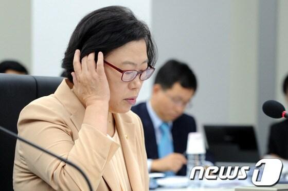 본문 이미지 - 윤진숙 해양수산부 장관이 지난 15일 세종특별자치시 정부세종청사에서 열린 해양수산부 2013 국정감사에서 자료를 보고 있다. 2013.10.15/뉴스1 © News1 김용빈 기자