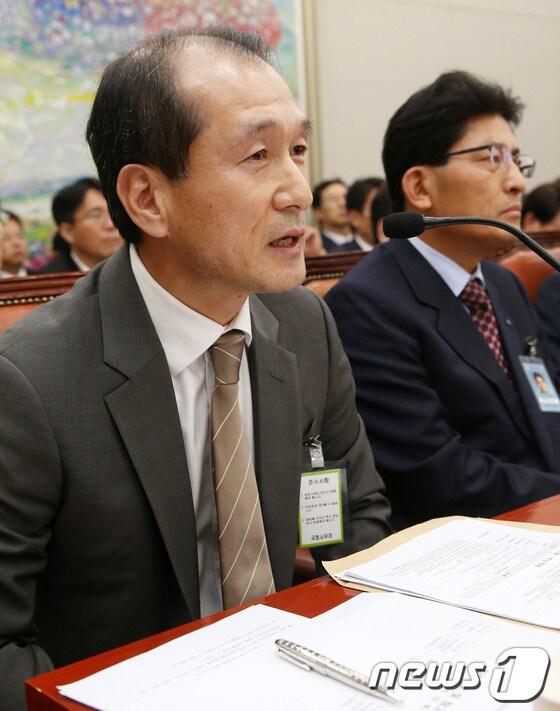 본문 이미지 - 허인철 이마트 대표가 15일 오후 서울 여의도 국회에서 열린 산업통상자원위원회 국정감사에 출석해 의원들의 질의에 답하고 있다. 2013.10.15/뉴스1 © News1   오대일 기자