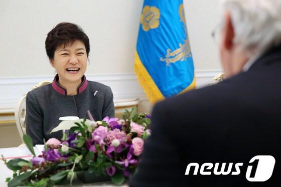 본문 이미지 - 박근혜 대통령이 15일 청와대에서 피터 보저 로얄 더치 쉘 회장과 대화를 나누고 있다. &#40;청와대 제공&#41; 2013.10.15/뉴스1 © News1   박철중 기자
