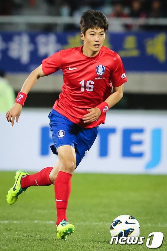 본문 이미지 - 지난 15일 오후 충남 천안시 천안종합운동장에서 열린 축구 국가대표 평가전 대한민국과 말리의 경기에서 기성용이 드리블하고 있다. 2013.10.15/뉴스1 © News1   유승관 기자