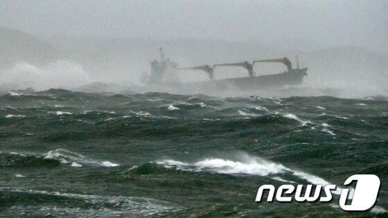 본문 이미지 - 15일 오후 3시40분쯤 경북 포항 영일만 항 앞바다에 파나마 국적의 8000톤급 대형 화물선이 침몰하는 사고가 발생해 배에 타고 있던 선원 19명의 생사가 확인되지 않고 있다. 배에 탄 선원들의 생사는 6시간째 불투명한 상태이며, 기름 유출로 인한 환경오염이 우려된다.(포항해양경찰서제공)/2013.10.15/뉴스1 © News1   최창호 기자