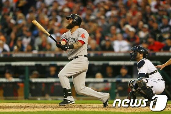 본문 이미지 - 16일&#40;한국시간&#41; 미국 미시간 주 디트로이트 코메리카파크에서 열린 2013 메이저리그 아메리칸리크 챔피언십시리즈 3차전 보스턴 레드삭스-디트로이트 타이거스 경기에서 7회초 마이크 나폴리&#40;보스턴 레드삭스&#41;가 상대 선발 저스틴 벌렌더&#40;디트로이트 타이거스&#41;로부터 홈런을 쳐내고 있다. © AFP=News1  