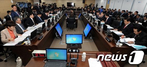 본문 이미지 - 16일 오전 세종특별자치시 정부세종청사에서 열린 기획재정부 2013 국정감사가 열리고 있다. 2013.10.16/뉴스1 © News1   김용빈 기자