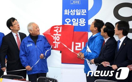 본문 이미지 - 민주당 김한길 대표와 전병헌 원내대표를 비롯한 당 지도부가 10.30 보궐선거 공식 선거운동 개시일을 하루 앞둔 16일 오전 경기도 화성시 봉담읍 오일용 후보 선거사무실에서 열린 현장 최고위원회의에 앞서 오 후보 지지를 호소하는 퍼포먼스를 하고 있다. 2013.10.16/뉴스1 © News1   오대일 기자