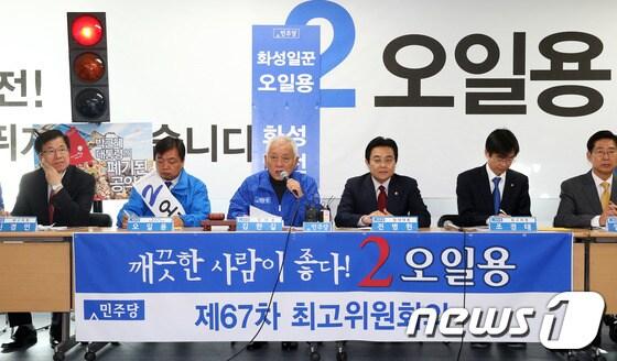 본문 이미지 - 민주당 김한길 대표가 10.30 보궐선거 공식 선거운동 개시일을 하루 앞둔 16일 오전 경기도 화성시 봉담읍 오일용 후보 선거사무실에서 열린 현장 최고위원회의에서 모두발언을 하고 있다. 2013.10.16/뉴스1 © News1   오대일 기자