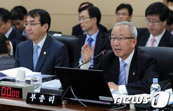 본문 이미지 - 현오석 부총리가 기획재정부 2013 국정감사에서 의원들의 질문에 답하고 있다. 2013.10.16/뉴스1 © News1   김용빈 기자