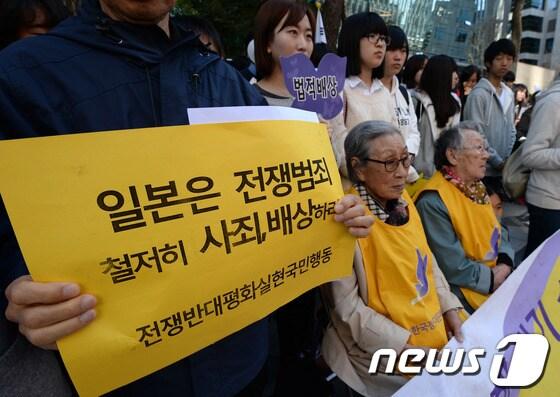 본문 이미지 - 서울 종로구 중학동 주한일본대사관 앞에서 열린 제1096차 일본군 위안부 문제 해결을 위한 정기 수요시위에서 김보동, 길원옥 할머니가 일본대사관을 바라보고 있다. 2013.10.16/뉴스1 © News1   박지혜 기자