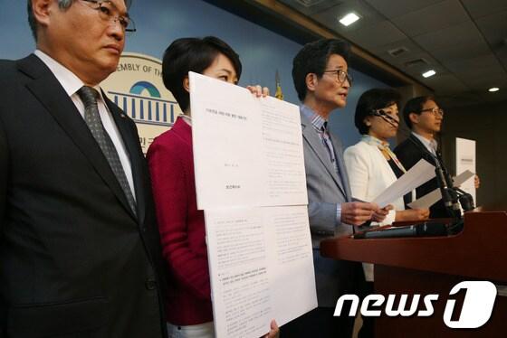 본문 이미지 - 민주당 보건복지위원회 소속 이목희 간사 등 의원들이 16일 오전 서울 여의도 국회 정론관에서 보건복지부가 국정감사를 앞두고 새누리당 의원들에게 보낸 &#39;기초연금 야당 의원 발언 대응&#39; 배포 자료를 공개하고 있다. 2013.10.16/뉴스1 © News1 허경 기자