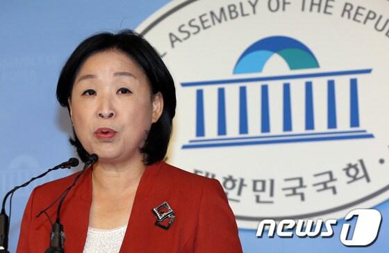 본문 이미지 - 심상정 정의당 원내대표가 16일 오전 서울 여의도 국회 정론관에서 삼성그룹의 무노조 전략 문건과 관련해 기자회견을 하고 있다. 2013.10.16/뉴스1 © News1 허경 기자