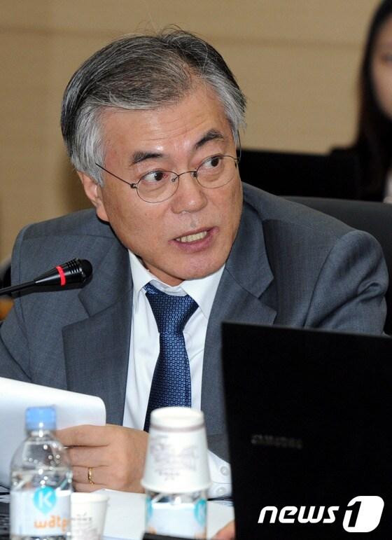 본문 이미지 - 문재인 민주당 의원이 지난 16일 오후 세종특별자치시 정부세종청사에서 열린 기획재정부 2013 국정감사에서 질문을 하고 있다. 2013.10.16/뉴스1 © News1 김용빈 기자