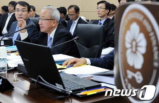 본문 이미지 - 현오석 부총리가 국정감사에서 의원들의 질문에 답하고 있다. 2013.10.16/뉴스1 © News1   김용빈 기자