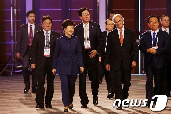 본문 이미지 - 박근혜 대통령이 16일 오전 대구엑스코에서 열린 &#39;2013 대구 세계에너지총회&#39;에 참석하고 있다. &#40;청와대 제공&#41; 2013.10.16/뉴스1   © News1   박철중 기자