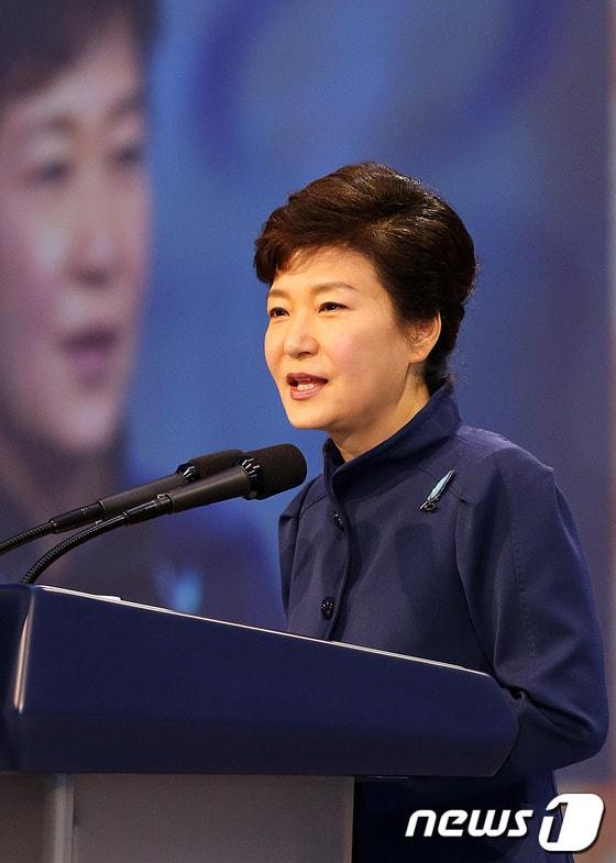 본문 이미지 - 박근혜 대통령. &#40;청와대 제공&#41; 2013.10.16/뉴스1   © News1   박철중 기자