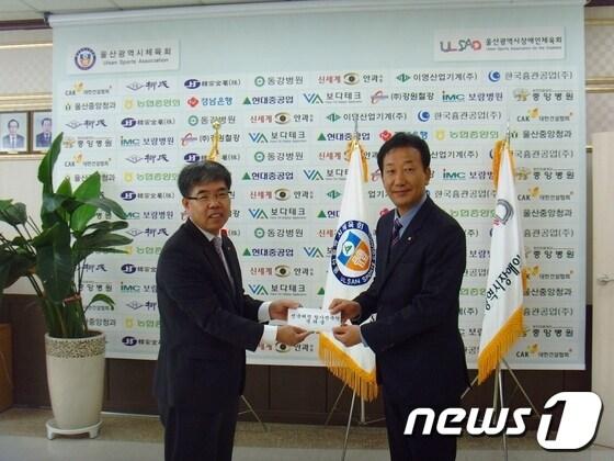 본문 이미지 - 18일 인천에서 개막하는 '제94회 전국체육대회'를 앞두고 울산 지역사회의 격려금 전달이 잇따랐다. 16일 오전 경남은행 강흥대 울산본부장이 체육회를 방문, 김종도 사무차장에게 전국체전 출전 선수들의 사기 진작에 활용해 달라며 격려금을 전한 뒤 기념촬영하고 있다. (울산시체육회 제공) © News1  