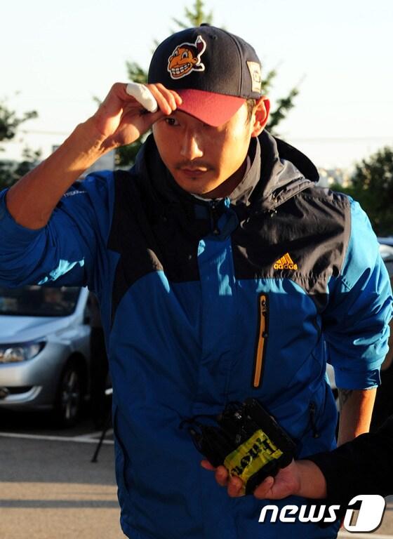 본문 이미지 - 폭행 혐의를 받고 있는 프로축구 인천유나이티드 소속 이천수 선수&#40;31&#41;가 16일 오후 피의자 신분으로 인천 남동경찰서에 출두하고 있다.이천수는 지난 14일 오전 0시48분쯤 인천 남동구 구월동의 한 술집에서 김모씨를 폭행한 혐의를 받고 있다.2013.10.16/뉴스1 © News1   신창원 기자