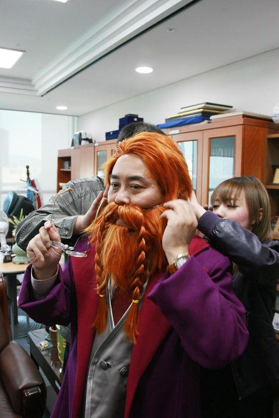 본문 이미지 - 한국e스포츠협회장인 전병헌 민주당 원내대표가 16일 자신의 트위터를 통해 코스프레 인증사진을 공개했다. © News1  