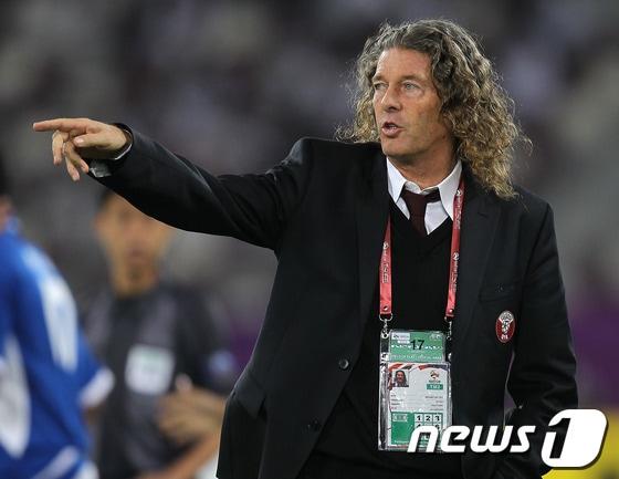 본문 이미지 - 2002 한일 월드컵에서 세네갈을 8강에 올려놨던 브뤼노 메추(59) 감독© AFP=News1  